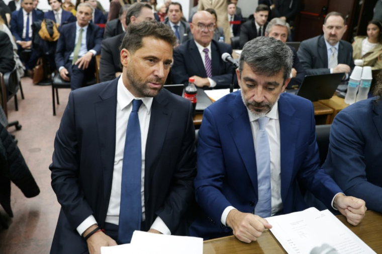 Les procureurs Patricio Ferrari (g) et Cosme Iribarren assistent à l'audience consacrée aux plaidoiries du procès concernant la mort du footballeur Diego Maradona, au tribunal de San Isidro, au nord de Buenos Aires, le 8 octobre 2026 en Argentine ( AFP / STRINGER )