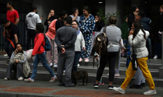 Des habitants de Bogota se sont précipités dans la rue après un séisme, le 8 juin 2025 ( AFP / Raul ARBOLEDA )
