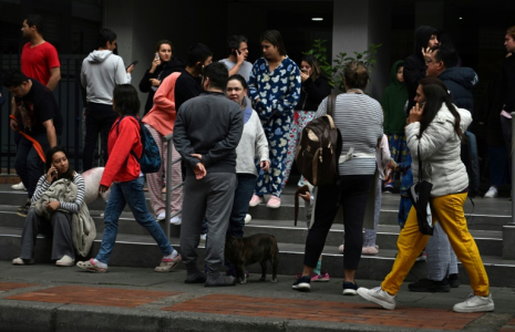 Des habitants de Bogota se sont précipités dans la rue après un séisme, le 8 juin 2025 ( AFP / Raul ARBOLEDA )