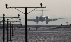 Un avion atterrit sur la piste de l'aéroport Chopin à Varsovie