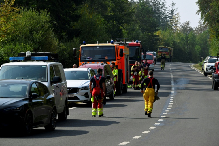 Des pompiers se préparent pour aller combattre un incendie de forêt dans le parc naturel des Hautes Fagnes, dans l'est de la Belgique, le 16 août 2026 à Baelen ( AFP / JOHN THYS )