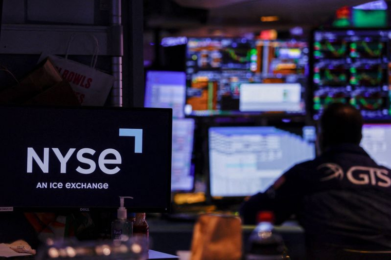 Un courtier travaille dans la salle des marchés de la Bourse de New York