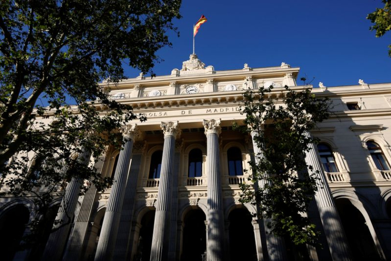 Un drapeau espagnol flotte au-dessus de la Bourse de Madrid