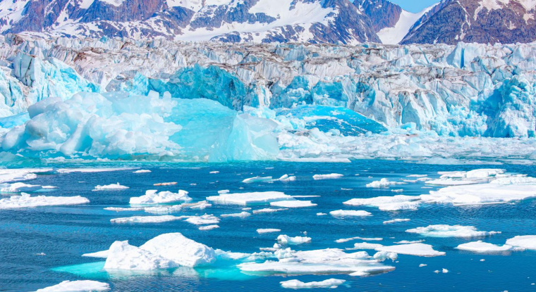 Le réchauffement climatique menace de nombreux sites d’exception, que les touristes se pressent de découvrir. ( crédit photo : Shutterstock )