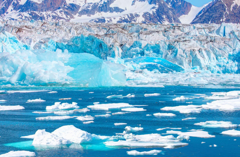 Le réchauffement climatique menace de nombreux sites d’exception, que les touristes se pressent de découvrir. ( crédit photo : Shutterstock )