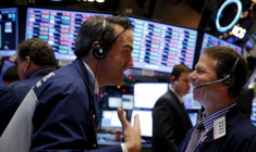 Des traders travaillent sur le parquet du New York Stock Exchange (NYSE) peu après la cloche d'ouverture à New York