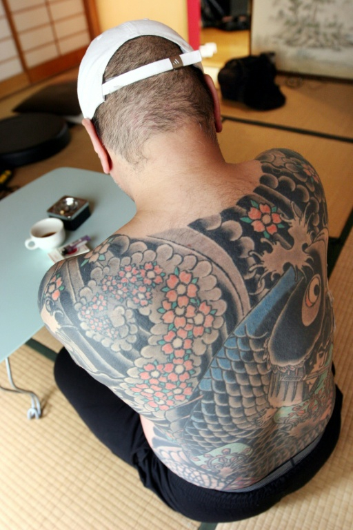 Un yazuka à la retraite montre ses tatouages, à Tokyo le 20 mars 2009 ( AFP / Frank Zeller )