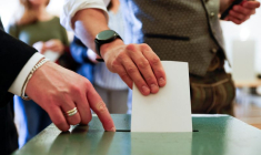 Des habitants en costume traditionnel votent lors de l'élection du Parlement européen dans le village bavarois d'Eberfing