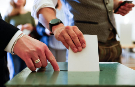 Des habitants en costume traditionnel votent lors de l'élection du Parlement européen dans le village bavarois d'Eberfing