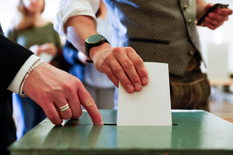 Des habitants en costume traditionnel votent lors de l'élection du Parlement européen dans le village bavarois d'Eberfing