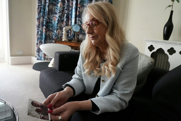 Image tirée d'une vidéo de l'AFPTV montrant Deborah Casserly tenant une photo de son fils Barney, à Priory Hospital à Roehampton, dans le sud-ouest de Londres, le 6 février 2025 ( AFPTV / Julie EZVAN )