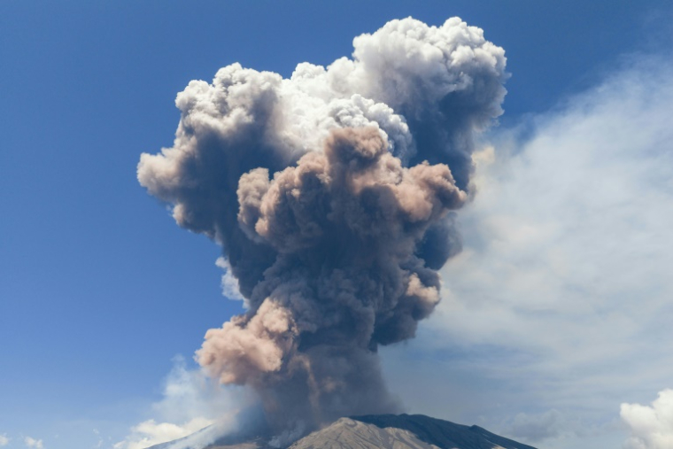 Le volcan Etna en éruption vu de Catane, le 2 juin 2025 ( AFP / Giuseppe Distefano )