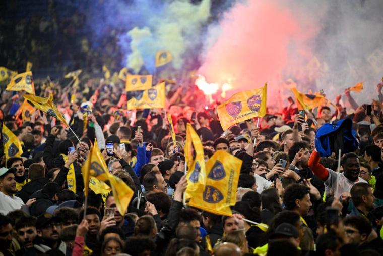 La pelouse du Stade Bonal envahie après la promotion de Sochaux en Ligue 2