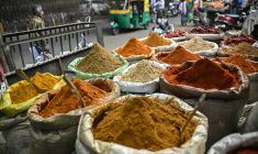 Des épices à vendre sur un marché de Bangalore, en Inde, le 3 décembre 2025 ( AFP / Idrees MOHAMMED )