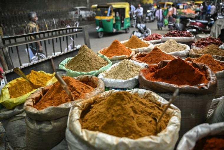 Des épices à vendre sur un marché de Bangalore, en Inde, le 3 décembre 2025 ( AFP / Idrees MOHAMMED )