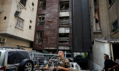 Un membre de l'armée libanaise se tient sur le site d'une frappe aérienne israélienne