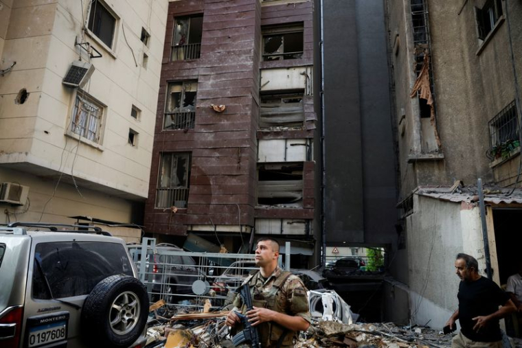 Un membre de l'armée libanaise se tient sur le site d'une frappe aérienne israélienne