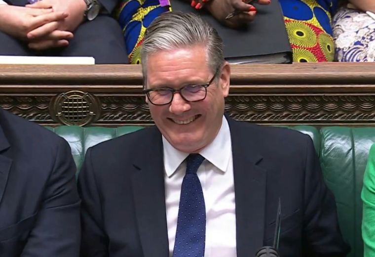 Image diffusée par le Parliamentary Recording Unit (PRU) du Parlement britannique montrant le Premier ministre britannique Keir Starmer (c) lors de sa dernière séance de questions à la Chambre des communes, à Londres, le 15 juillet 2026 ( PRU / - )