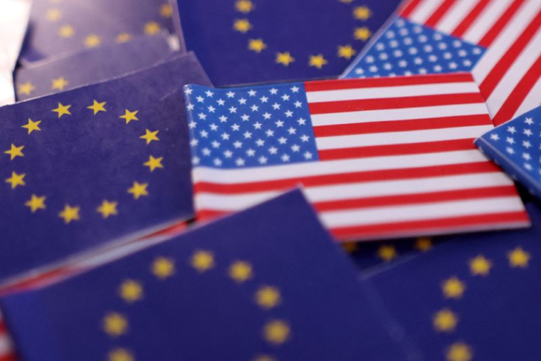 Illustration des drapeaux des États-Unis et de l'UE