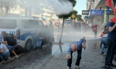 La police antiémeute turque utilise des canons à eau pour disperser les soutiens du dirigeant de l'opposition évincé, Ozgur Ozel, à Izmir, le 26 mai 2026, en Turquie ( AFP / Ramazan Yerlikaya )