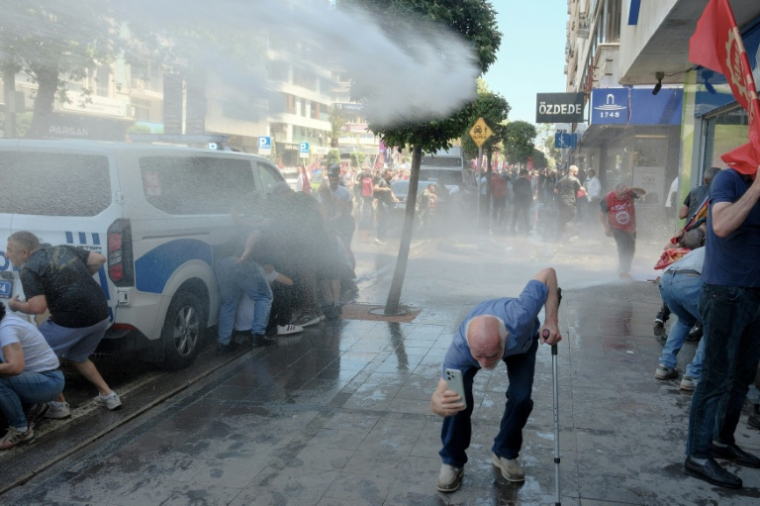 La police antiémeute turque utilise des canons à eau pour disperser les soutiens du dirigeant de l'opposition évincé, Ozgur Ozel, à Izmir, le 26 mai 2026, en Turquie ( AFP / Ramazan Yerlikaya )