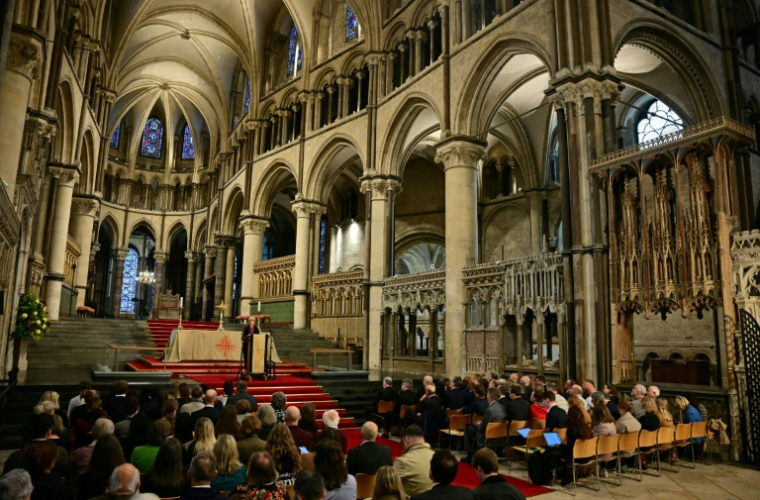 La nouvelle archevêque de Canterbury, Sarah Mullally, première femme à diriger l'Église d'Angleterre de son histoire, à la cathédrale de Canterbury, dans le sud-est de l'Angleterre, le 3 octobre 2025, suite à l'annonce de sa nomination ( AFP / Ben STANSALL )