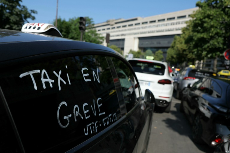 Des chauffeurs de taxi manifestent, le 11 juin 2025 près du ministère de l'Economie, à Paris ( AFP / Thomas SAMSON )