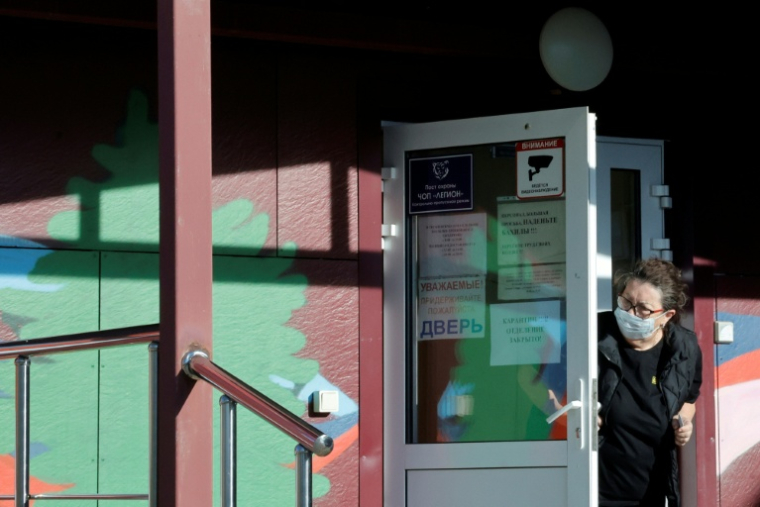 Une employée de la sécurité porte un masque de protection à l'entrée d'un hôpital spécialisé dans les maladies infectieuses à Chelekhov, dans la région d'Irkoutsk, le 7 octobre 2026 en Russie ( AFP / TATYANA MAKEYEVA )
