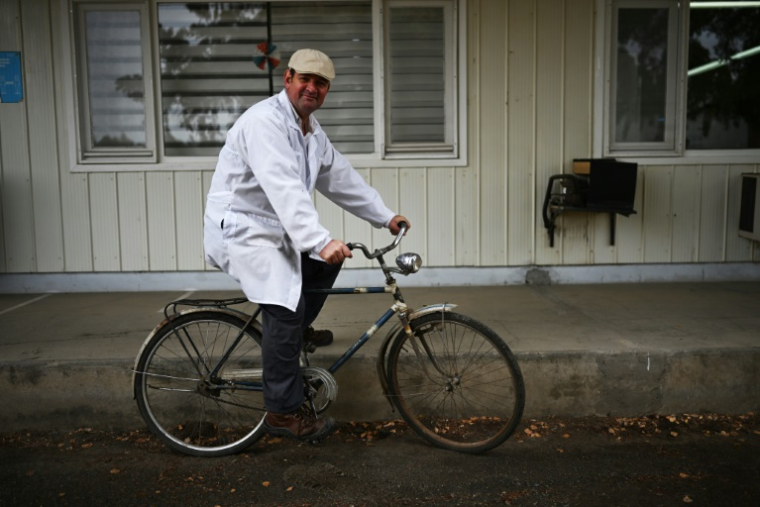 Erich Schreiber, née dans la Colonia Dignidad et chargé de la boucherie de la colonie, rebaptisée Villa Baviera, circule à vélo le 15 avril 2025, dans la colonie à Parral, au Chili ( AFP / RODRIGO ARANGUA )