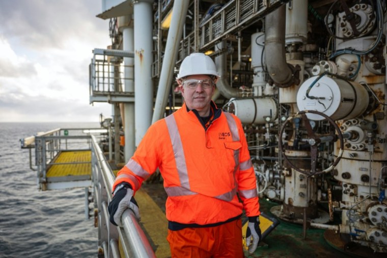 Mads Gade, PDG d'Ineos pour l'Europe, sur la plateforme Siri, le 25 novembre 2025 en mer du Nord danoise ( AFP / Jonathan NACKSTRAND )