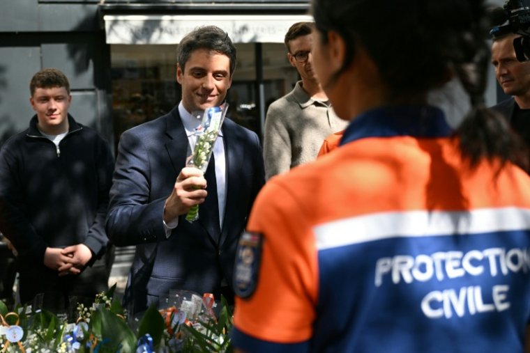 Gabriel Attal, secrétaire général de Renaissance, achète un bouquet de muguet vendu par des membres de la Protection civile à l'occasion de la Fête du Travail à Vanves, près de Paris, le 1er mai 2026 ( AFP / Julie SEBADELHA )
