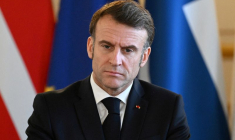 Le président français Emmanuel Macron se prépare pour une réunion plénière lors d'un sommet tenu à Lancaster House, dans le centre de Londres