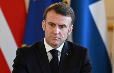 Le président français Emmanuel Macron se prépare pour une réunion plénière lors d'un sommet tenu à Lancaster House, dans le centre de Londres