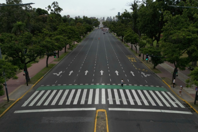 Vue d'une autoroute déserte lors d'une grève générale de 24 heures lancée par les syndicats contre la réforme du travail du président Javier Milei à Buenos Aires, le 19 février 2026 en Argentine ( AFP / Luis ROBAYO )