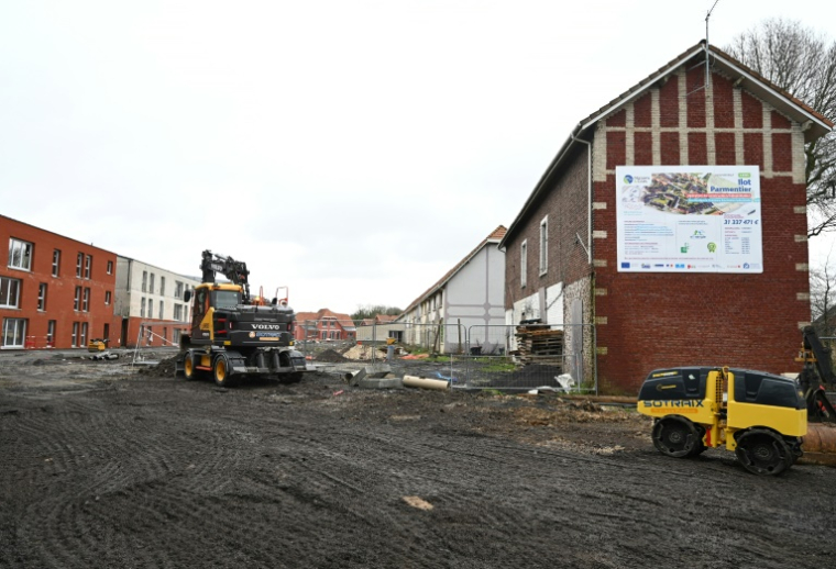 Chantier de rénovation énergétique à Lens le 16 janvier 2023 ( AFP / FRANCOIS LO PRESTI )
