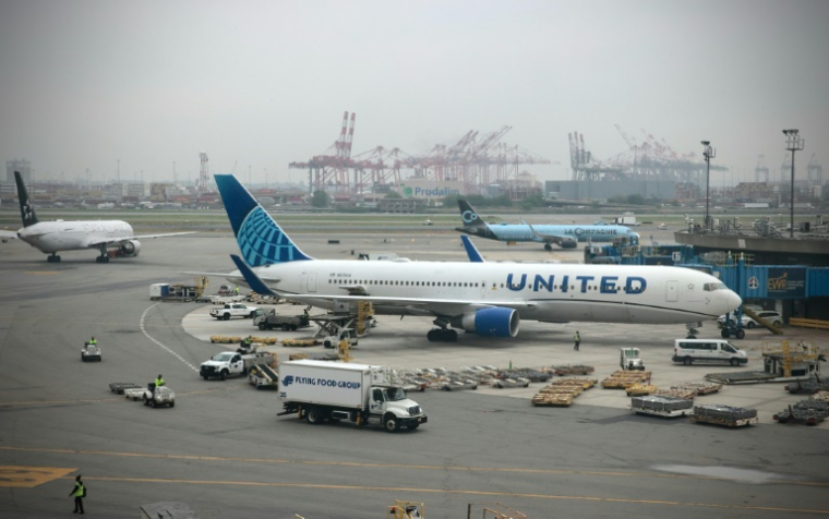 Des avions sur le tarmac de l'aéroport de Neward, dans le New Jersey, le 7 mai 2025 ( AFP / Kena Betancur )