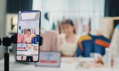 Le format des lives sur TikTok vise à maximiser l’attention des jeunes. (crédit: Adobe Stock)