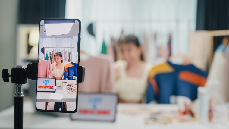 Le format des lives sur TikTok vise à maximiser l’attention des jeunes. (crédit: Adobe Stock)