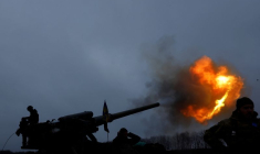 Des soldats ukrainiens de la 43e brigade d'artillerie lourde tirent un projectile pendant un bombardement sur la ligne de front à Bakhmout