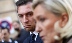 Jordan Bardella, président du parti d'extrême droite français Rassemblement National (RN), regarde Marine Le Pen
