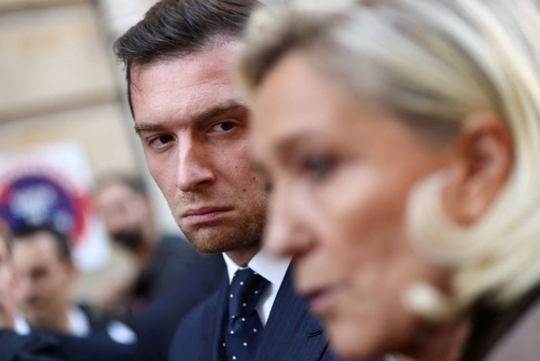 Jordan Bardella, président du parti d'extrême droite français Rassemblement National (RN), regarde Marine Le Pen