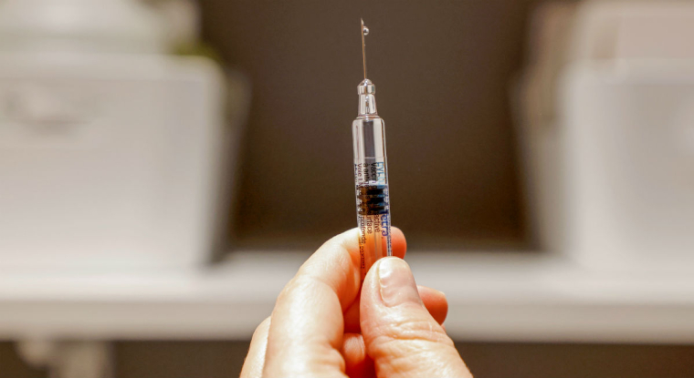 Près de 200 candidats vaccins et 600 traitements sont étudiés à travers le monde contre le Covid-19. (© L. Marin / AFP)