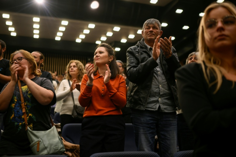Les personnes venues assister à la première d'un documentaire consacré à Sylvie Vartan applaudissent la chanteuse française d'origine bulgare, le 25 octobre 2025 à Sofia  ( AFP / Nikolay DOYCHINOV )
