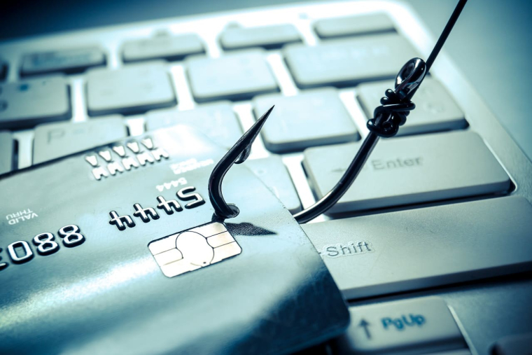 (Crédits photo : Adobe Stock - détenteur d'une carte bancaire victime de hameçonnage)