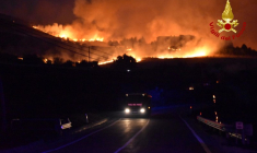 DES INCENDIES RAVAGENT LE SUD DE L'ITALIE, UN DÉCÈS SIGNALÉ