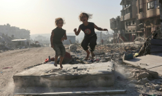 Deux fillettes palestiniennes jouent sur un matelas au milieu de décombres dans le quartier de Cheikh Radouane à Gaza-ville, le 22 octobre 2025 ( AFP / Omar AL-QATTAA )