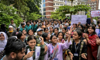 Des élèves manifestent pour exiger des rapports précis sur les victimes, au lendemain du crash d'un avion militaire s'est écrasé sur une école à Dacca, le 22 juillet 2025 au Bangladesh ( AFP / MUNIR UZ ZAMAN )