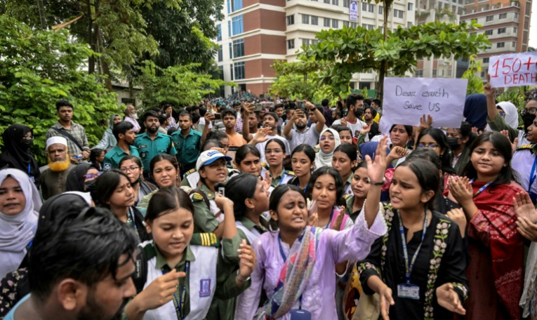 Des élèves manifestent pour exiger des rapports précis sur les victimes, au lendemain du crash d'un avion militaire s'est écrasé sur une école à Dacca, le 22 juillet 2025 au Bangladesh ( AFP / MUNIR UZ ZAMAN )