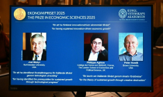 Les portraits des lauréatsdu prix Nobel d'économie 2025 (g-d) Joel Mokyr, Philippe Aghion et Peter Howitt, à l'Académie royale des sciences de Suède, le 13 octobre 2025 à Stockyol ( AFP / Jonathan Nackstrand )