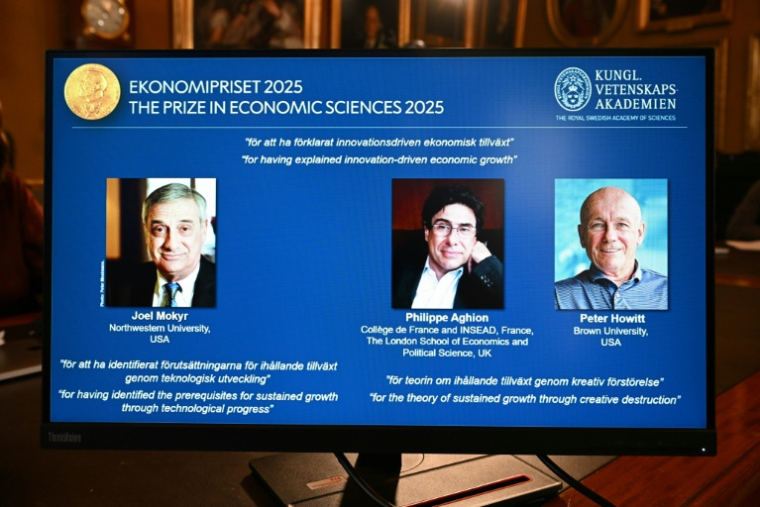 Les portraits des lauréatsdu prix Nobel d'économie 2025 (g-d) Joel Mokyr, Philippe Aghion et Peter Howitt, à l'Académie royale des sciences de Suède, le 13 octobre 2025 à Stockyol ( AFP / Jonathan Nackstrand )
